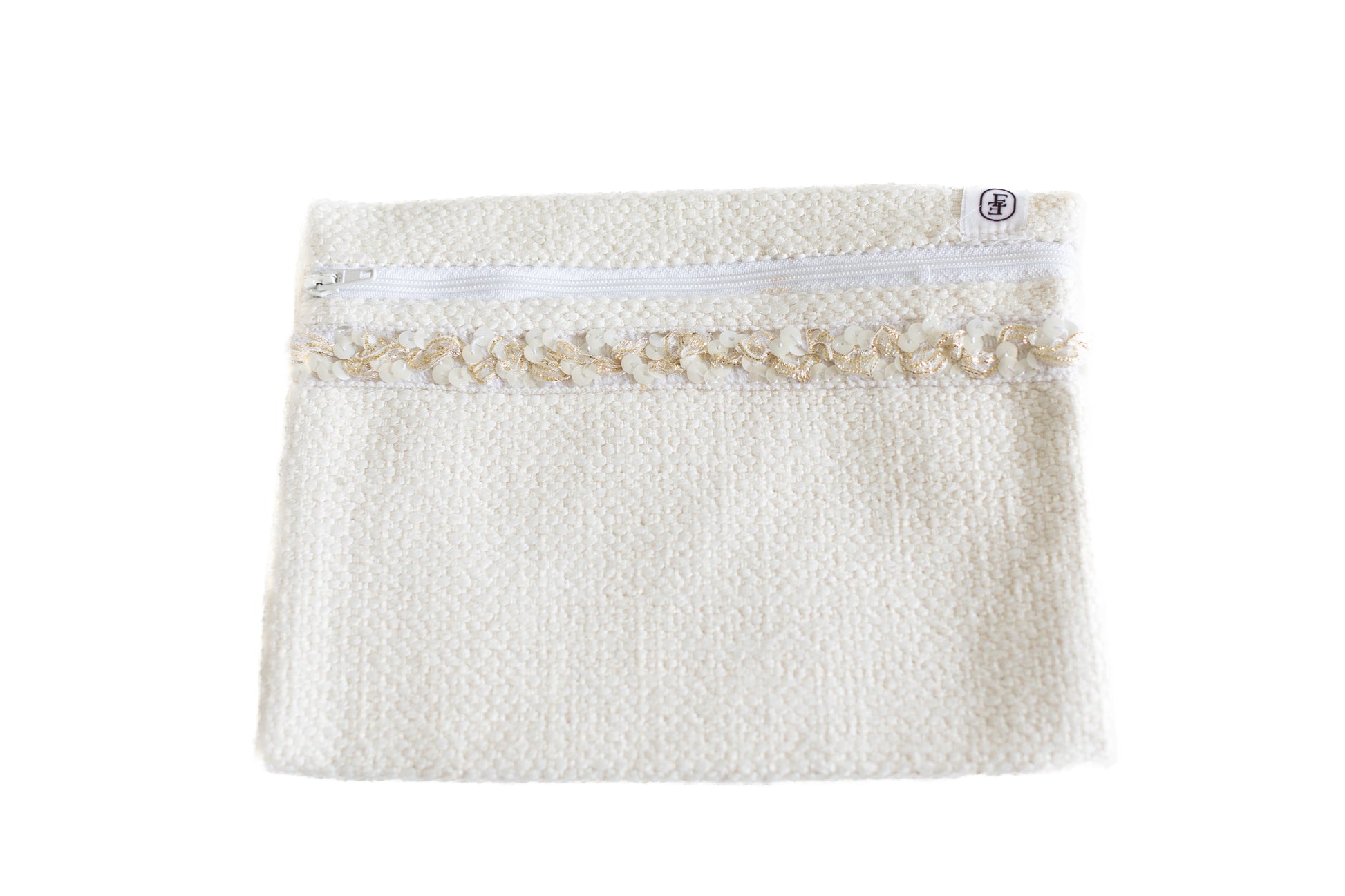 Pochette plate ÉTOFÉ blanche en tissu bouclette avec fermeture blanche et galon doré à volants.