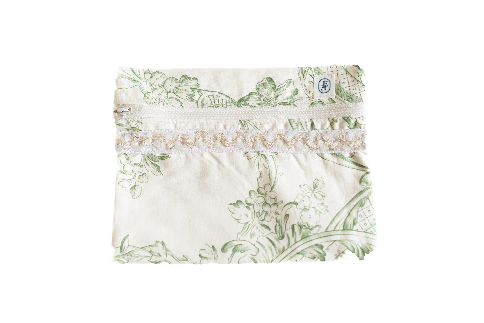 Pochette ÉTOFÉ en tissu upcyclé, imprimé feuillage vert avec ruban brodé de perles dorées.