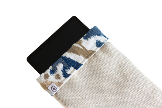 Pochette tablette en tissu recyclé avec bordure motif bleu et beige. Confection artisanale sur la Côte d’Azur à partir de textiles sauvés.