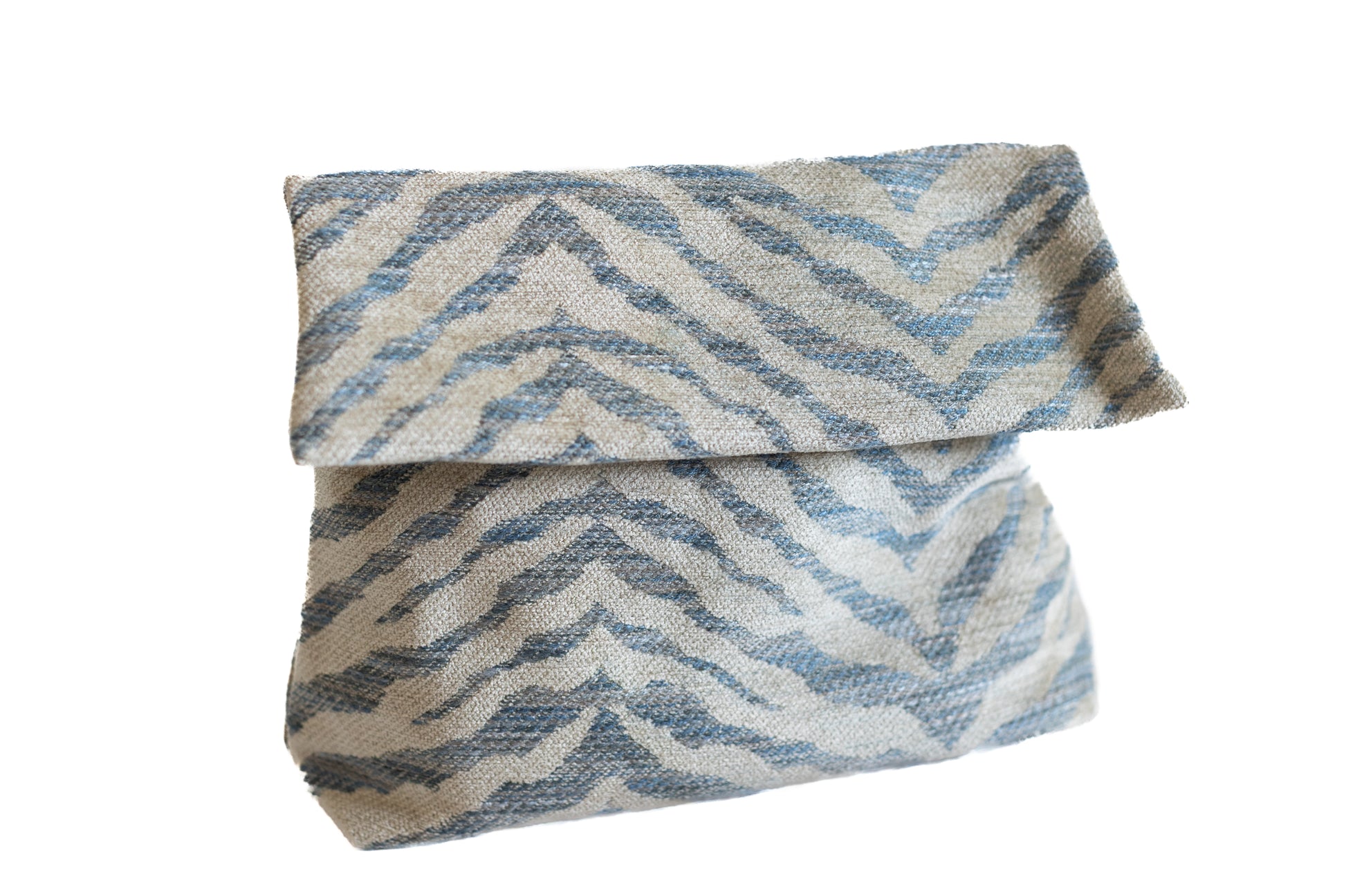 Trousse de toilette ÉTOFÉ en tissu recyclé à motif zébré bleu et beige – accessoire durable et stylé.