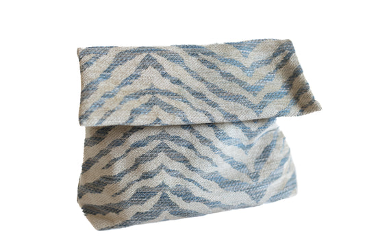 Trousse de toilette ÉTOFÉ en tissu recyclé à motif zébré bleu et beige – accessoire durable et stylé.
