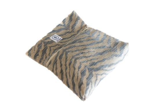 Trousse de toilette ÉTOFÉ à plat en tissu recyclé motif zébré bleu et beige, avec logo visible – éthique et tendance.