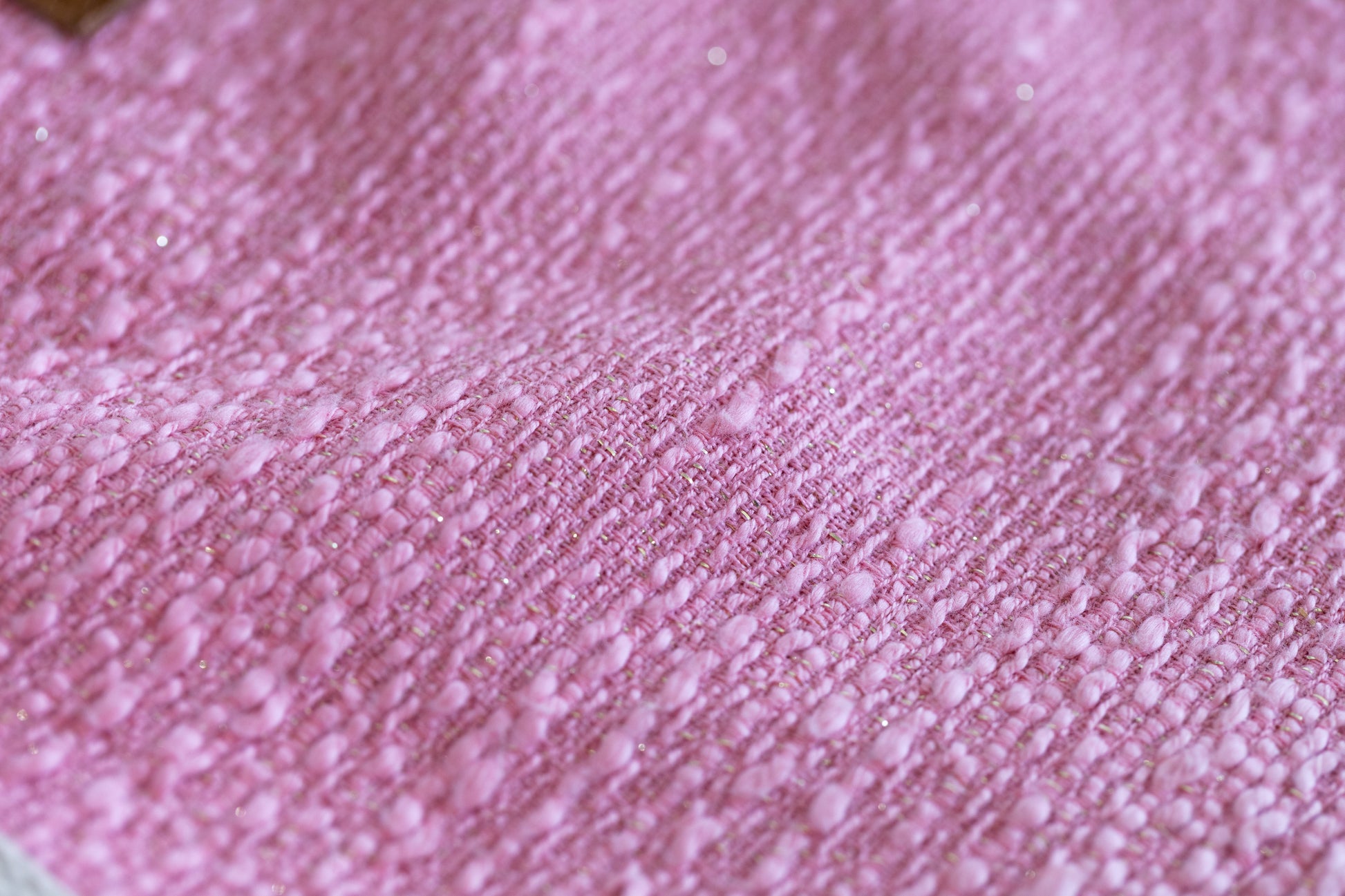Gros plan sur le tissu rose du sac cabas ÉTOFÉ, mettant en valeur la texture et les fibres recyclées.